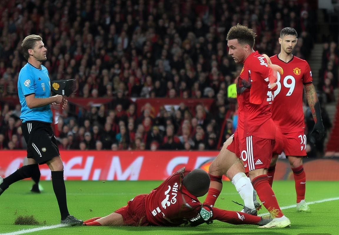 英超联赛点球新规引发VAR判罚争议，曼联遭遇裁判尺度不一拷问点球判罚标准